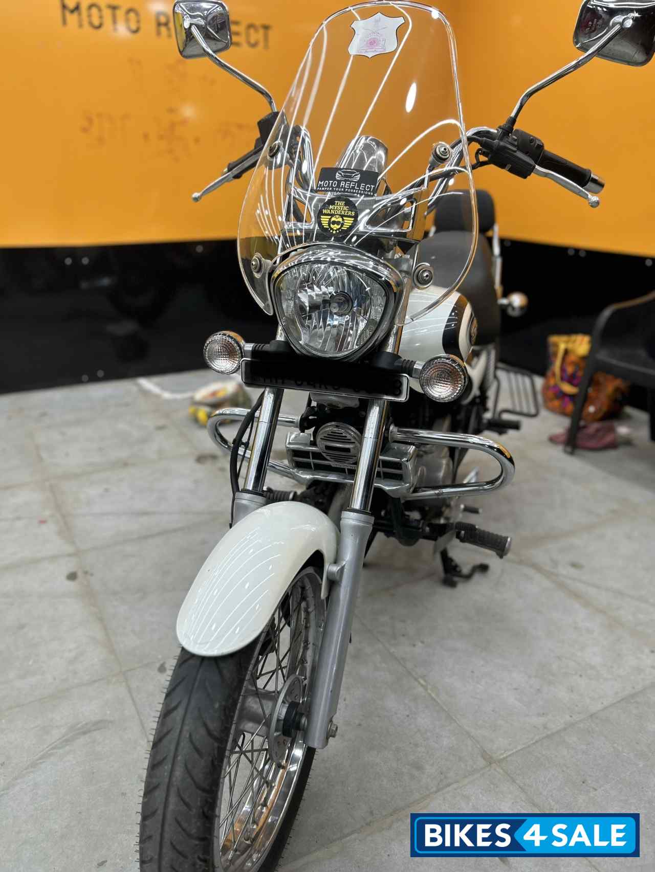 White Bajaj Avenger Cruise 220