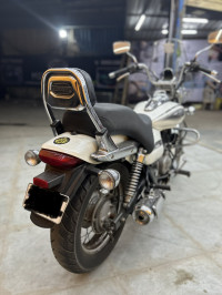 White Bajaj Avenger Cruise 220