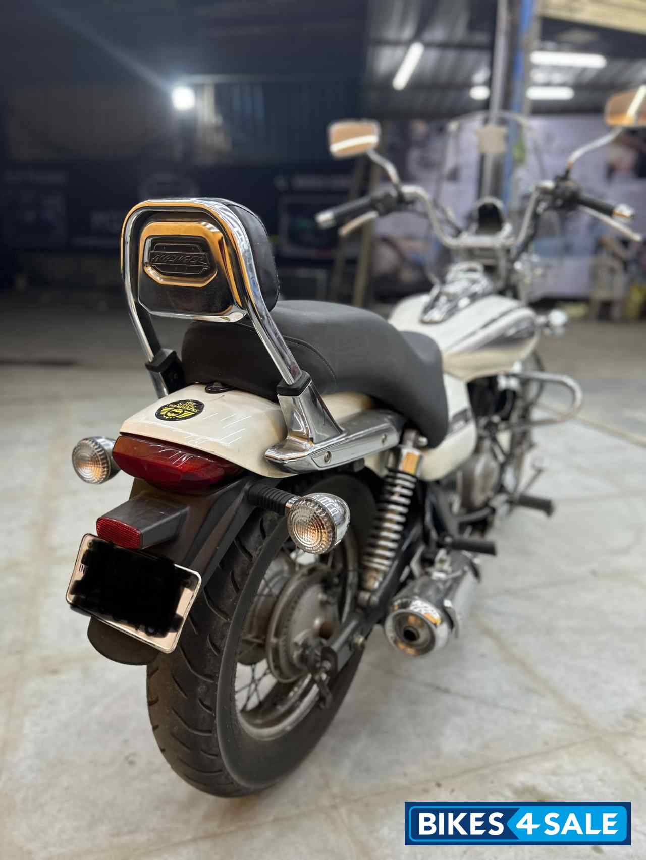 White Bajaj Avenger Cruise 220