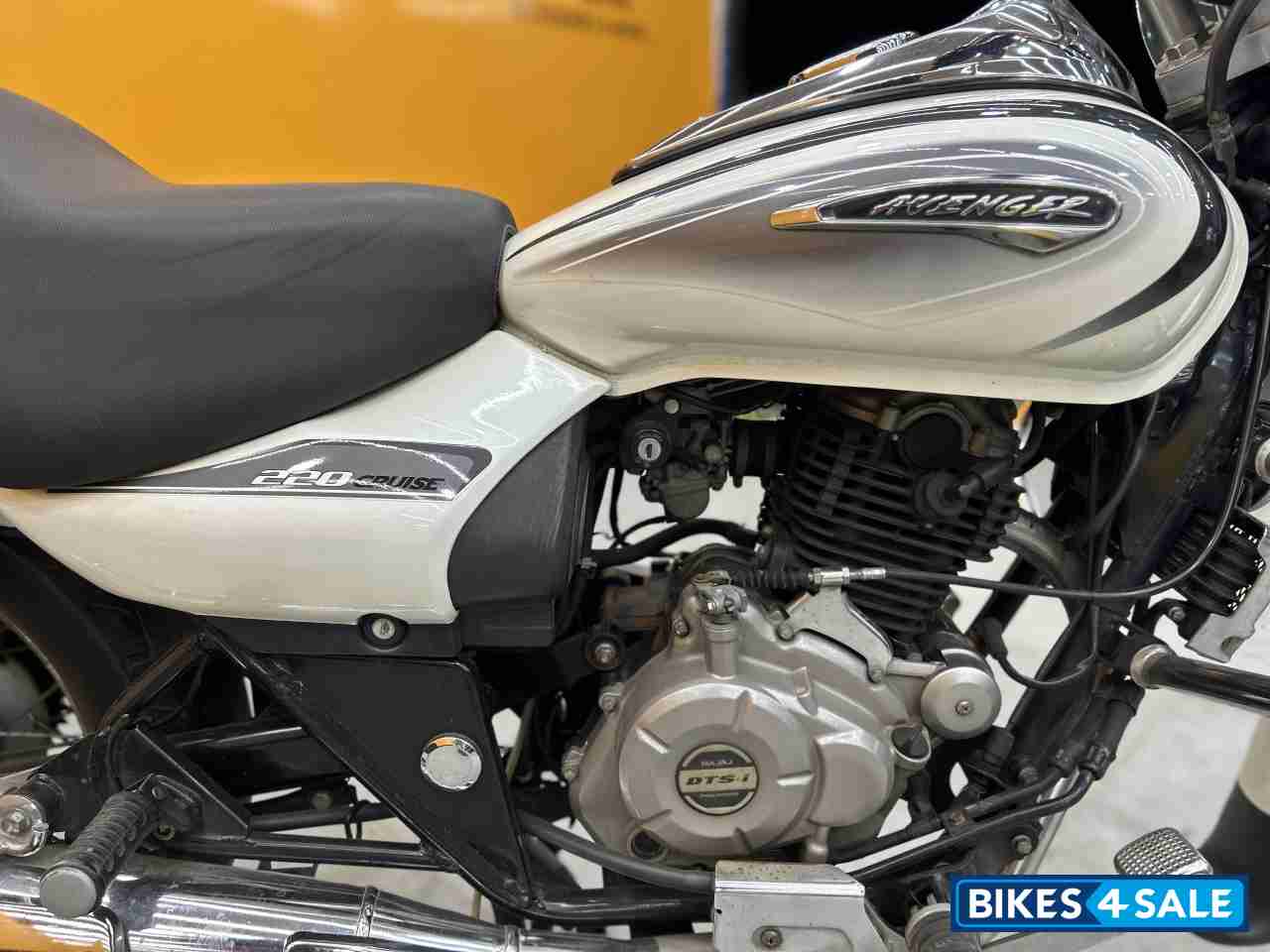 White Bajaj Avenger Cruise 220