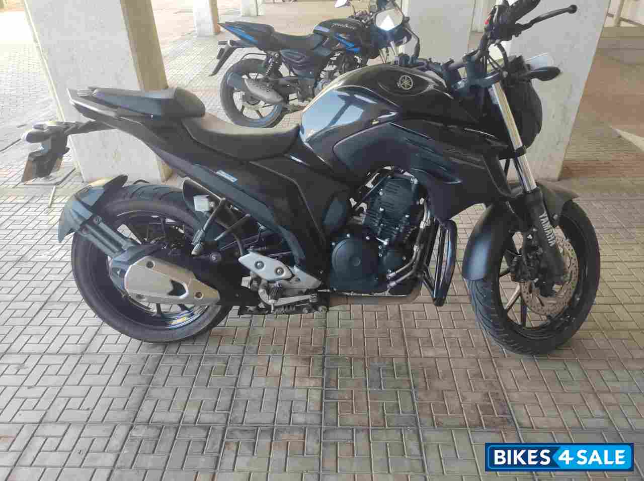 Black Yamaha FZ25