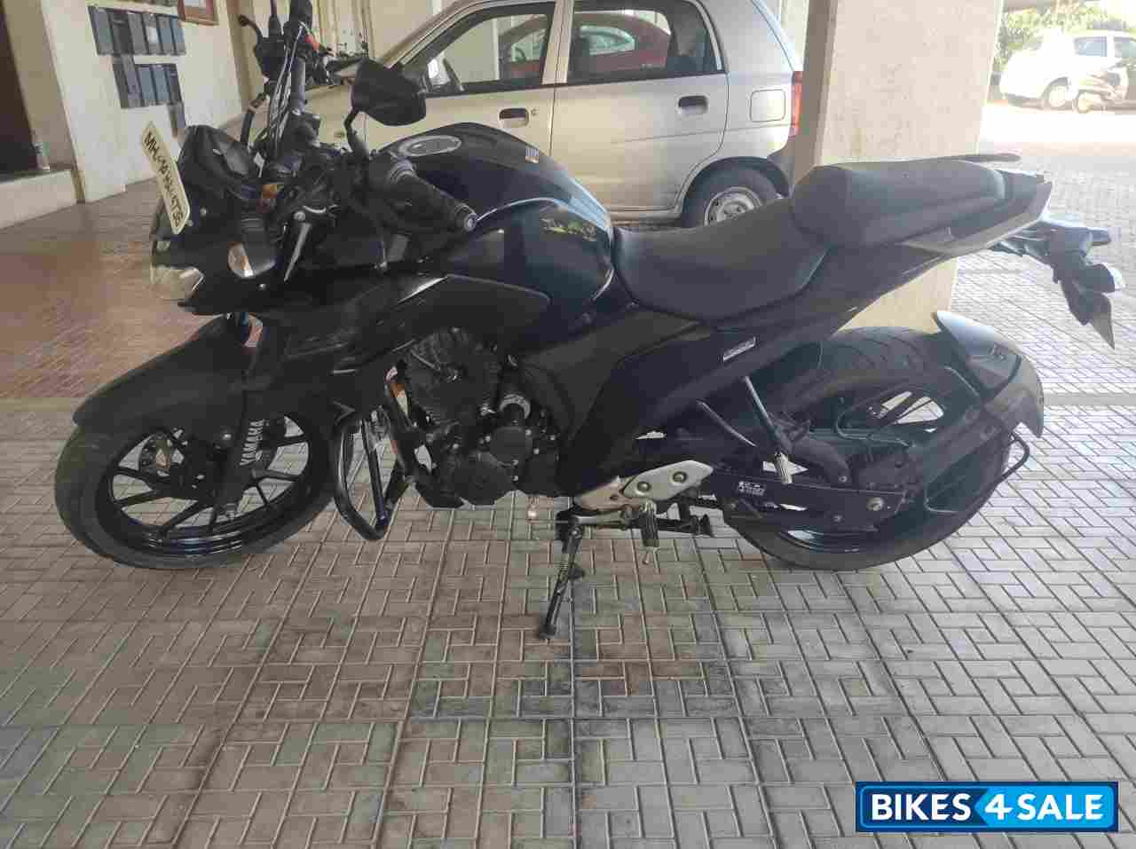Black Yamaha FZ25