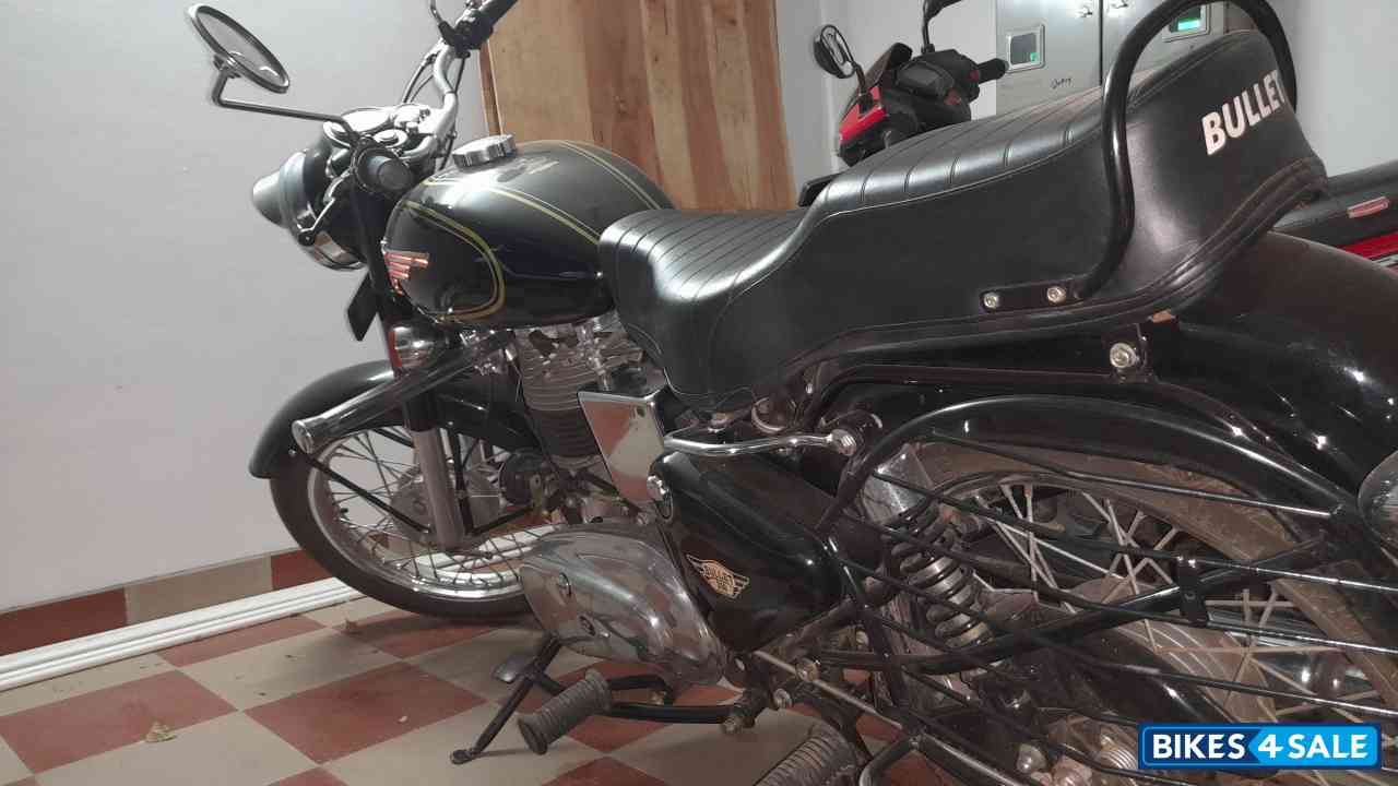 Black Royal Enfield Bullet Standard 350