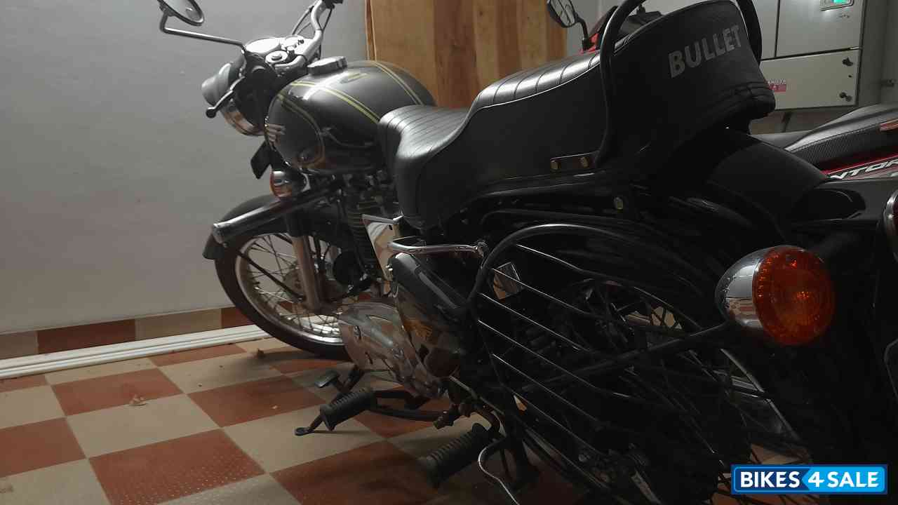 Black Royal Enfield Bullet Standard 350