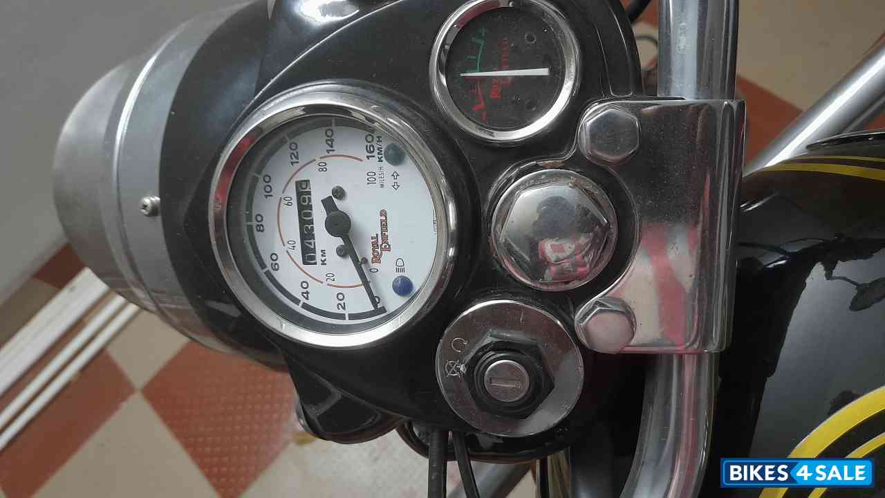 Black Royal Enfield Bullet Standard 350