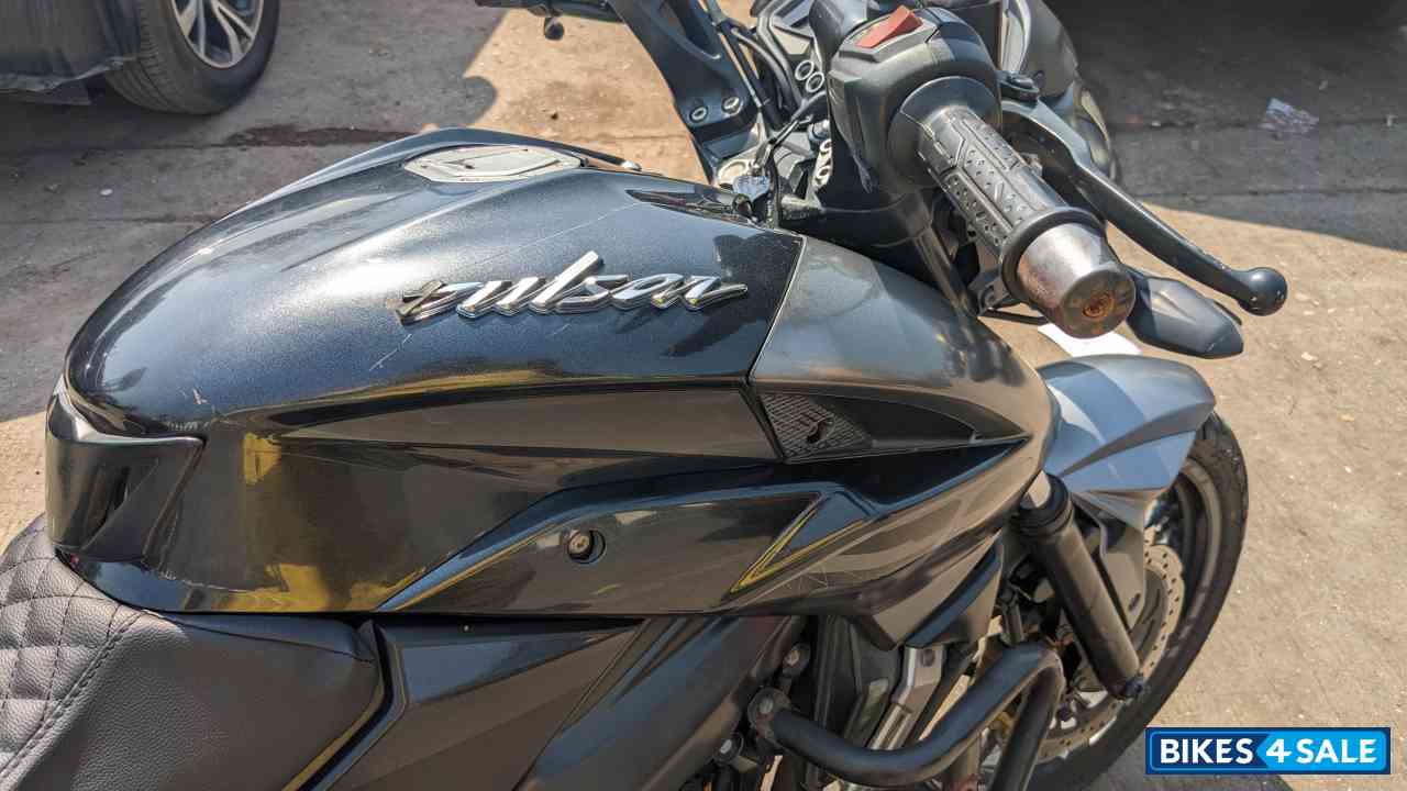 Black Bajaj Pulsar 200 NS Black Bajaj Pulsar 200 NS