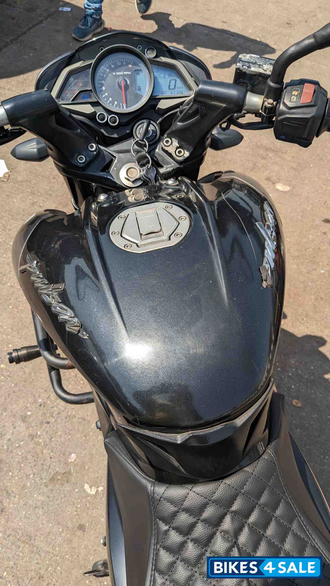 Black Bajaj Pulsar 200 NS Black Bajaj Pulsar 200 NS