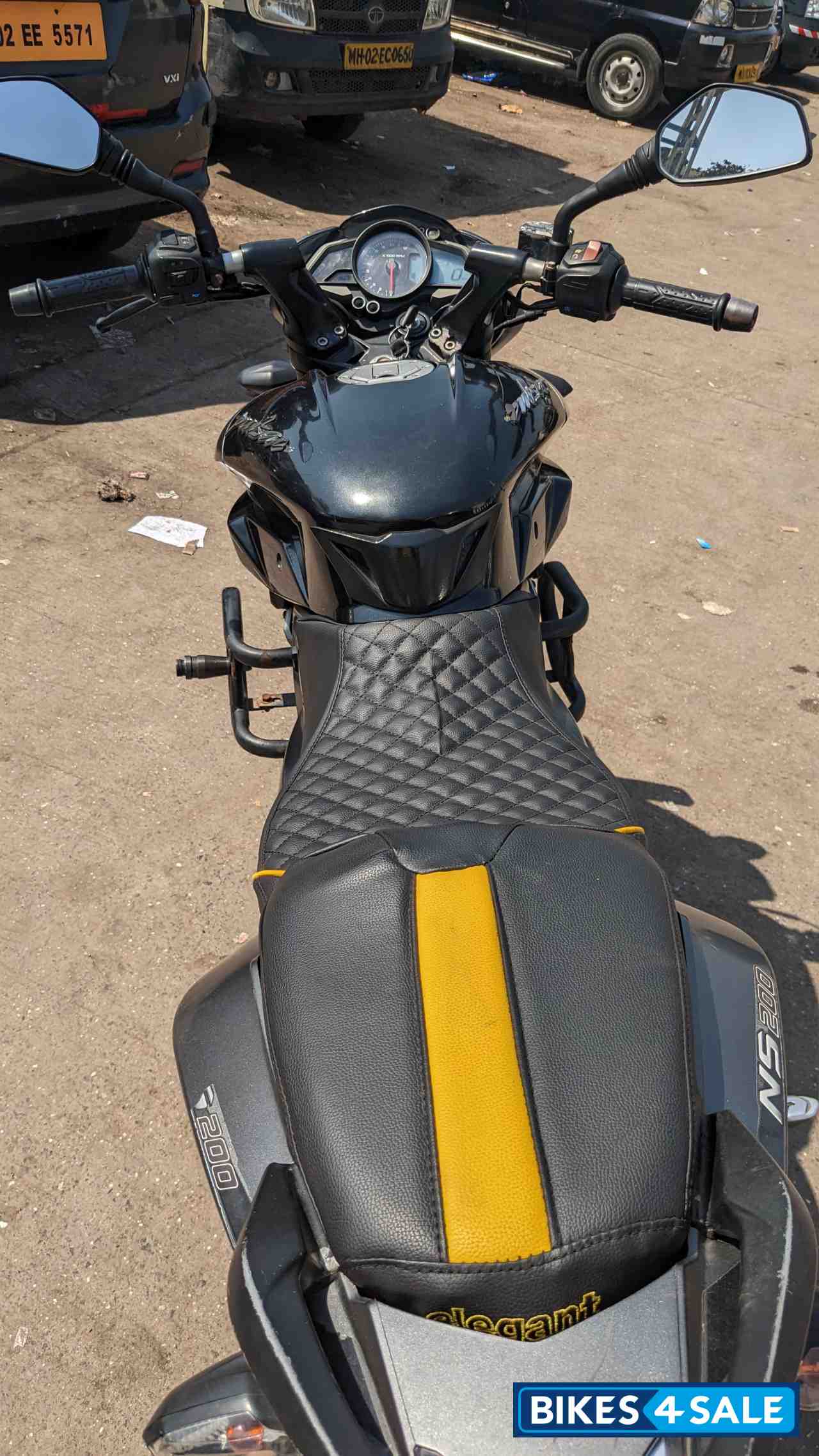 Black Bajaj Pulsar 200 NS Black Bajaj Pulsar 200 NS