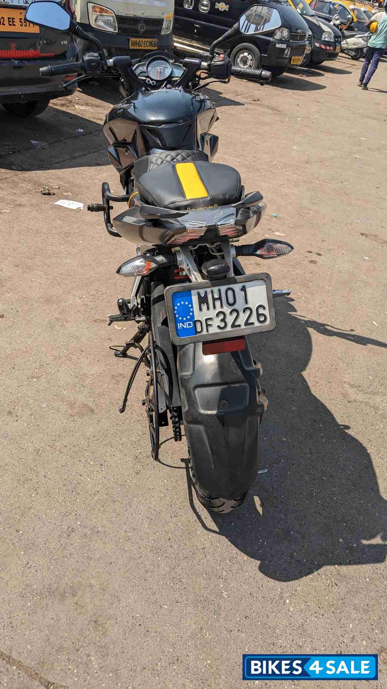 Black Bajaj Pulsar 200 NS Black Bajaj Pulsar 200 NS