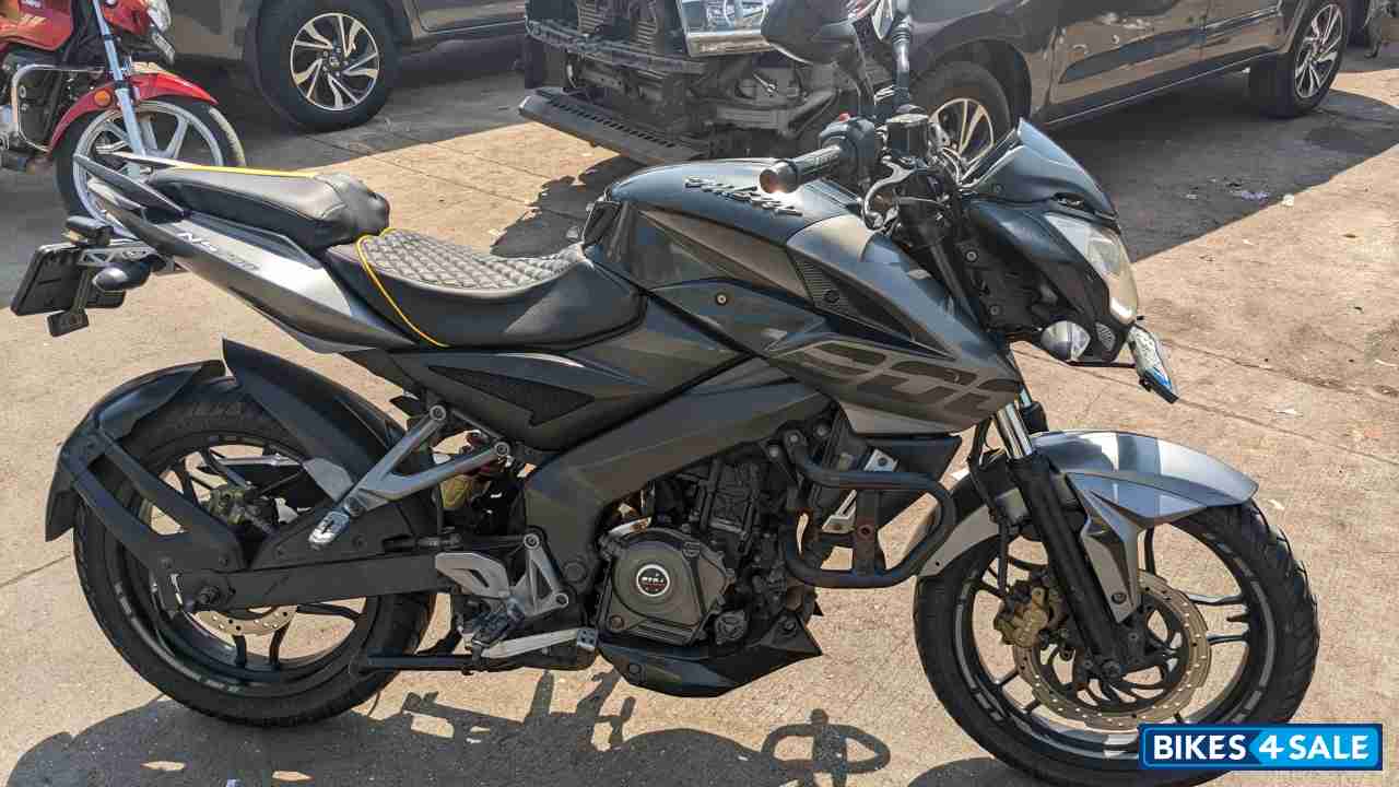 Black Bajaj Pulsar 200 NS Black Bajaj Pulsar 200 NS