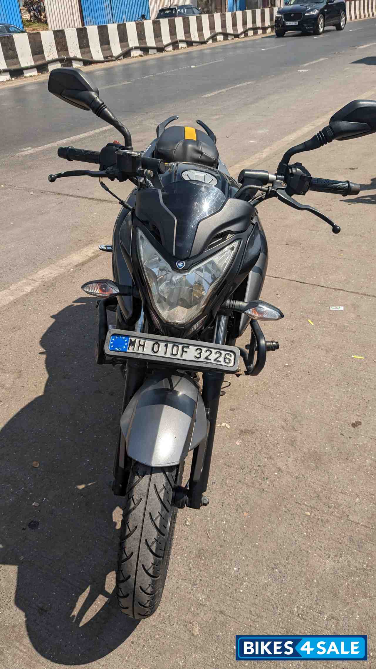 Black Bajaj Pulsar 200 NS Black Bajaj Pulsar 200 NS