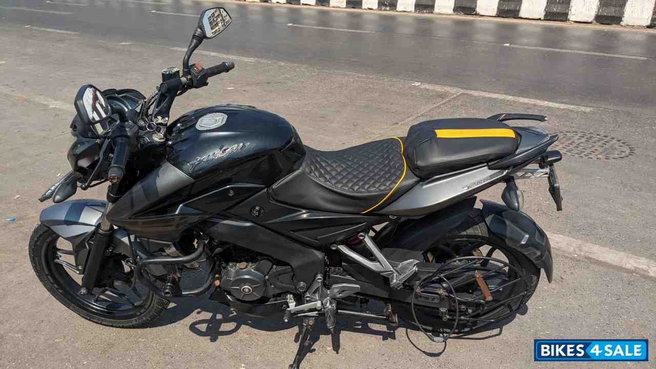 Black Bajaj Pulsar 200 NS Black Bajaj Pulsar 200 NS