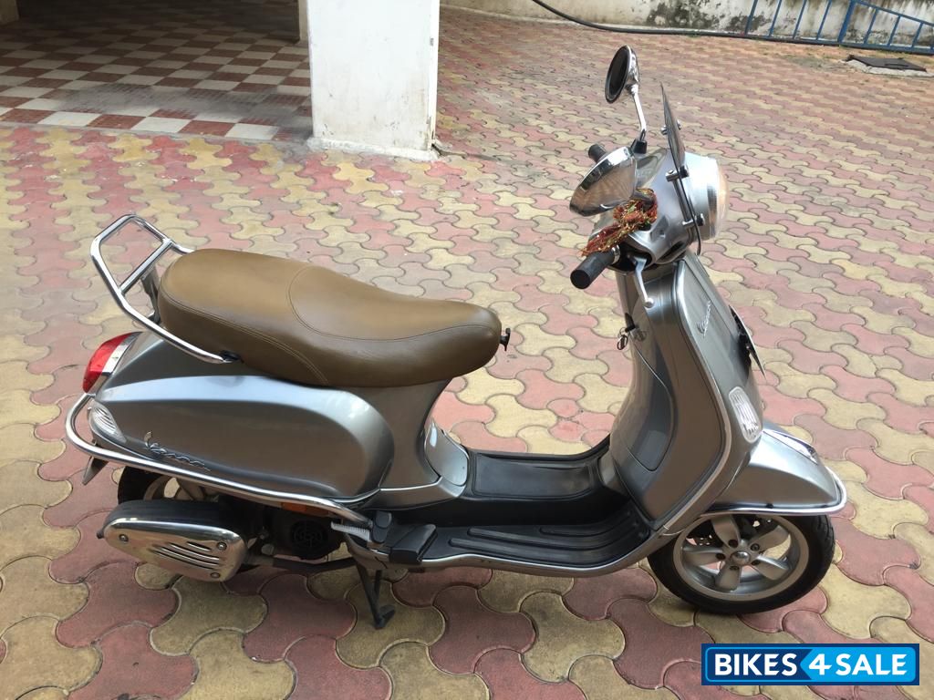 Grey Vespa VXL 125