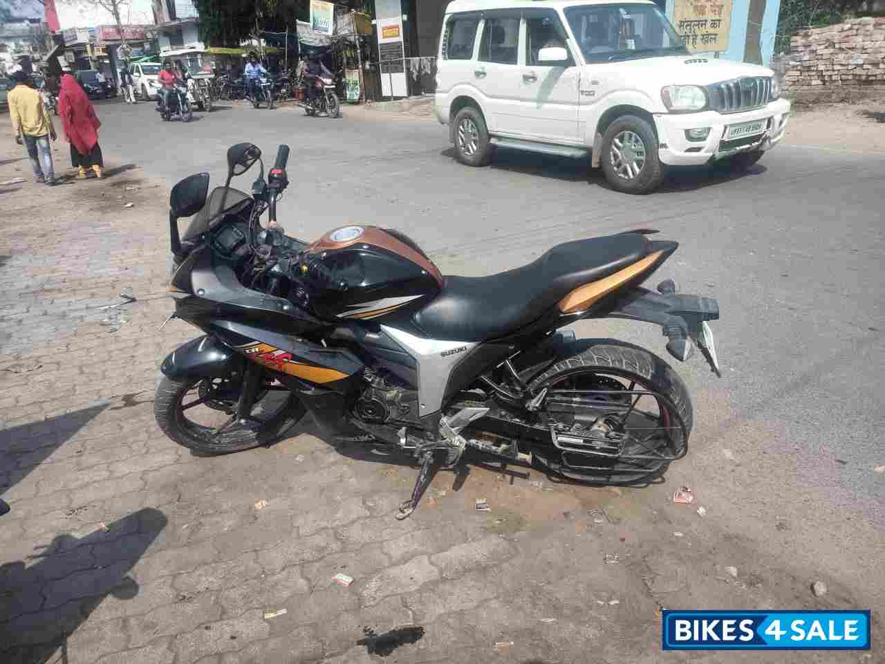 Golden Black Suzuki Gixxer SF SP