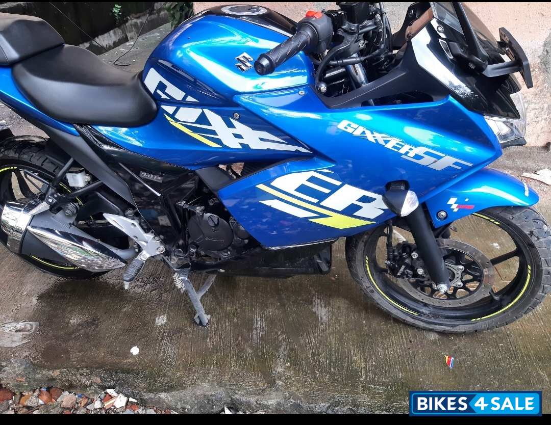 Blue Suzuki Gixxer SF