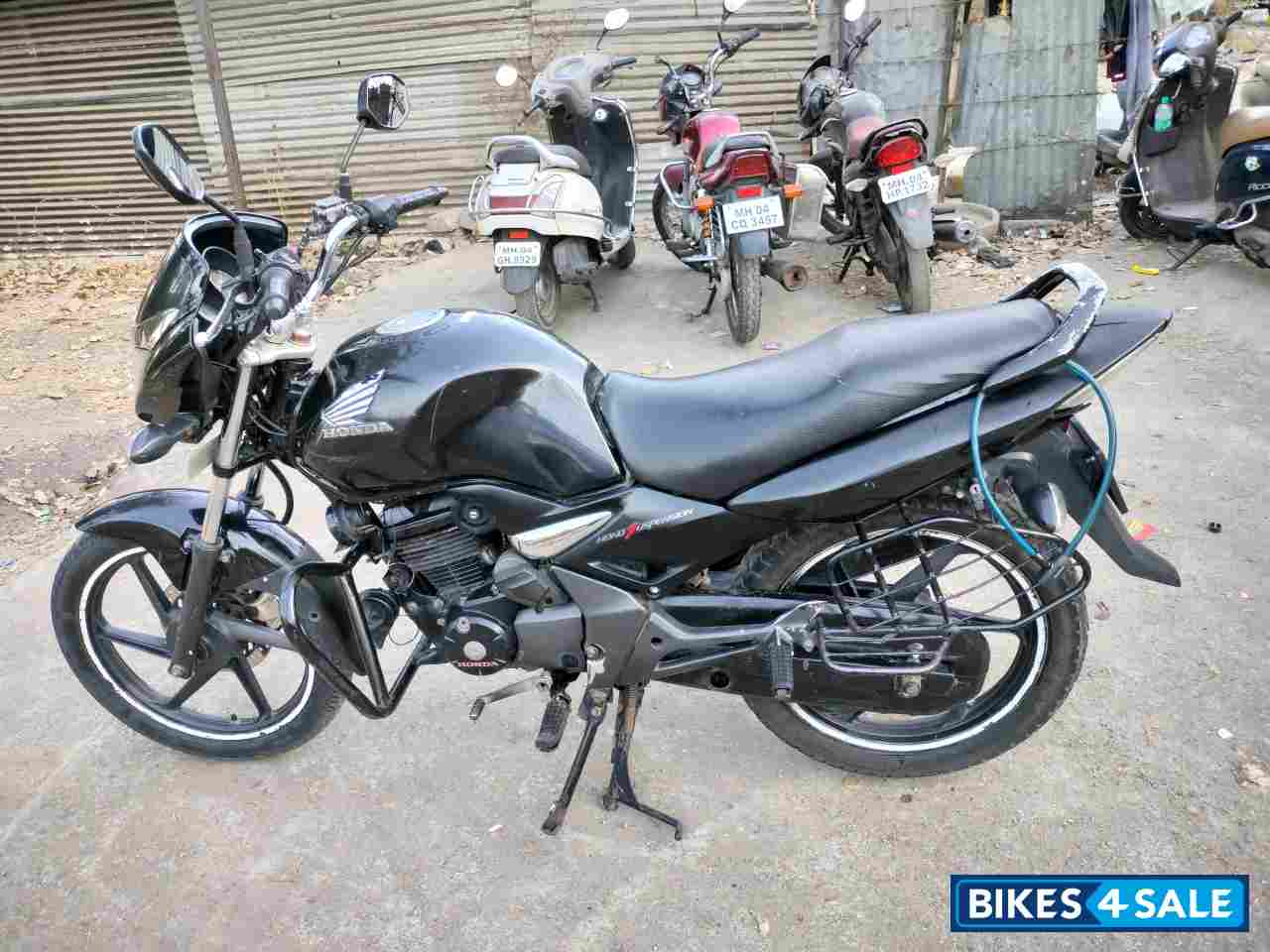 Black Honda CB Unicorn