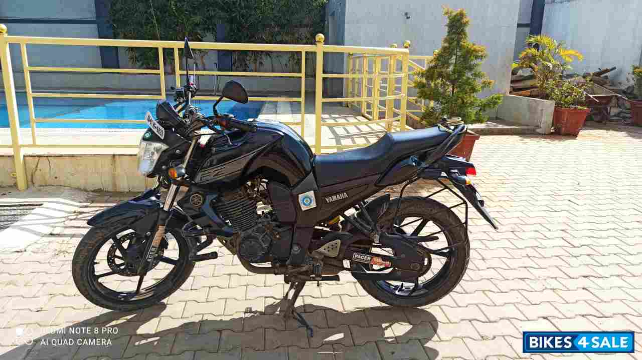 Balck Yamaha FZ16