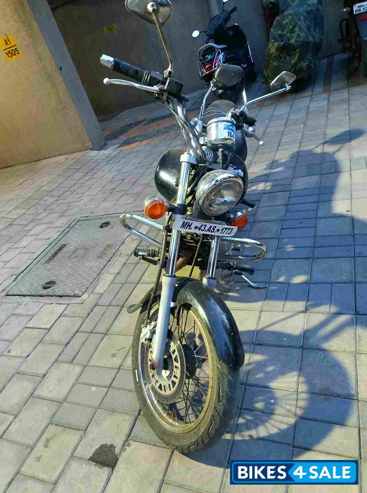 Black Bajaj Avenger 220 DTS-i