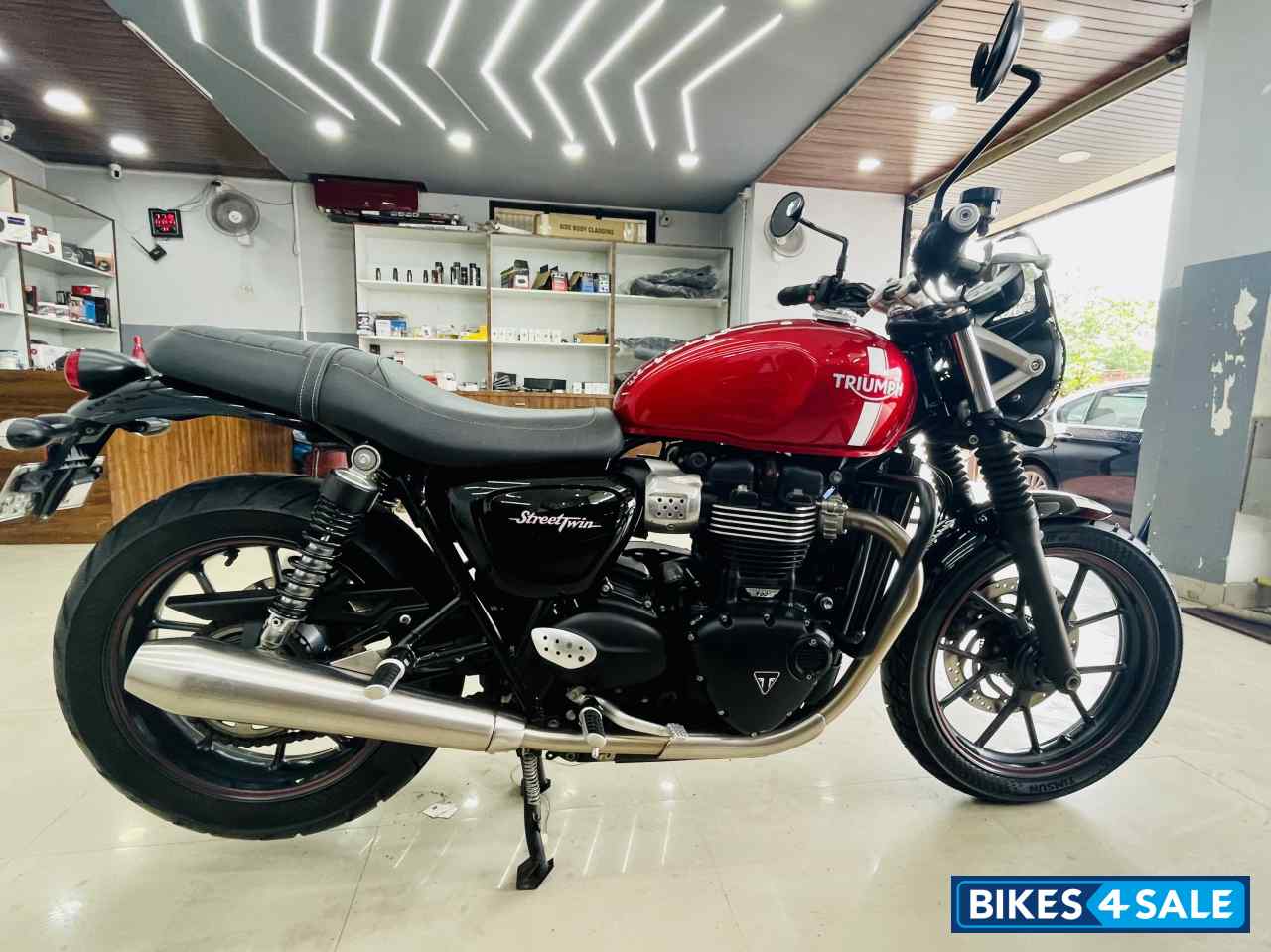 Cranberry Red Triumph Street Twin