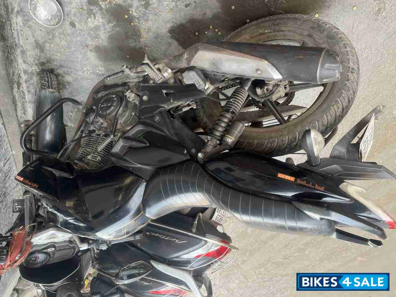 Black TVS Apache RTR 160