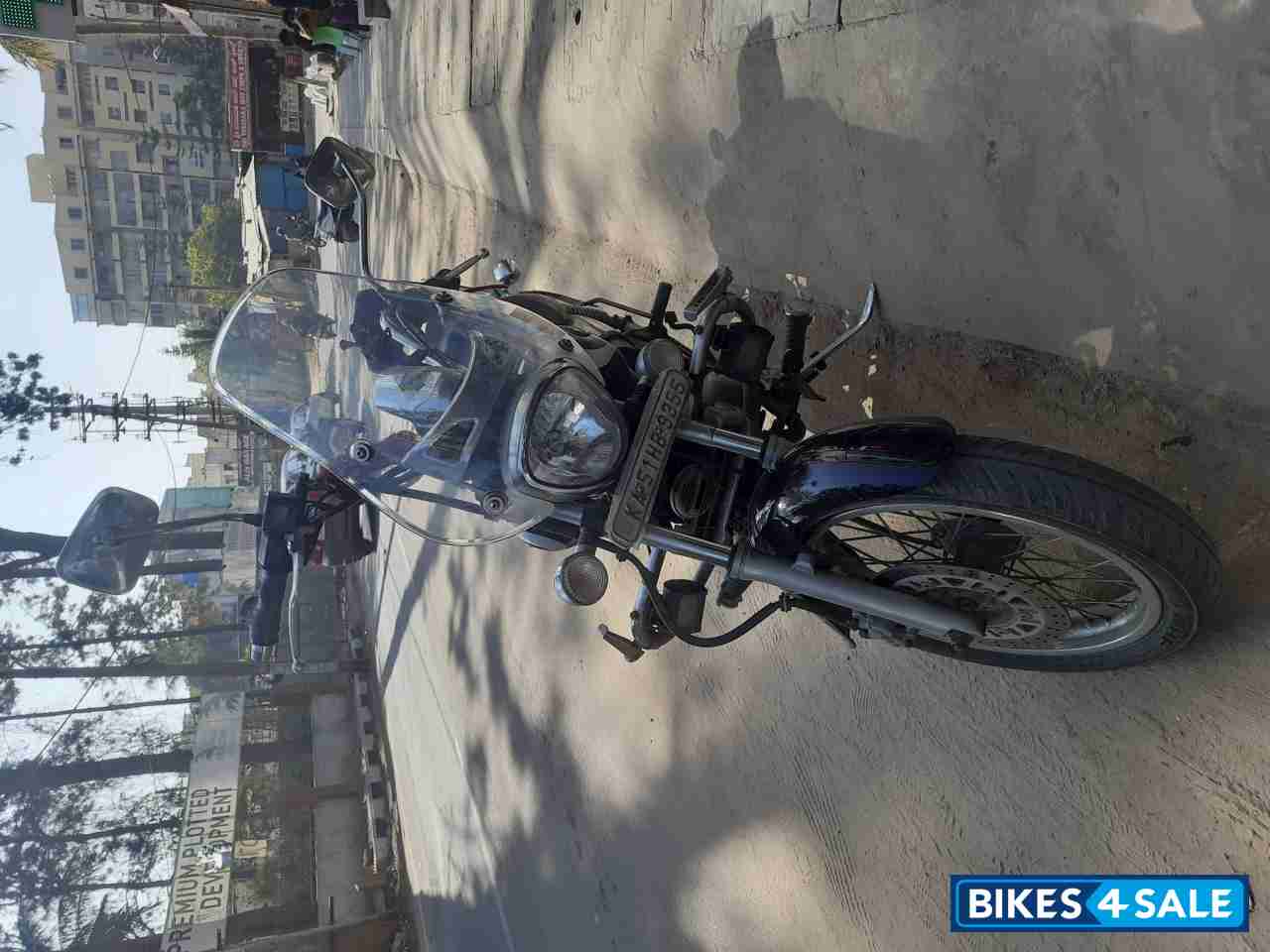 Black Bajaj Avenger Cruise 220