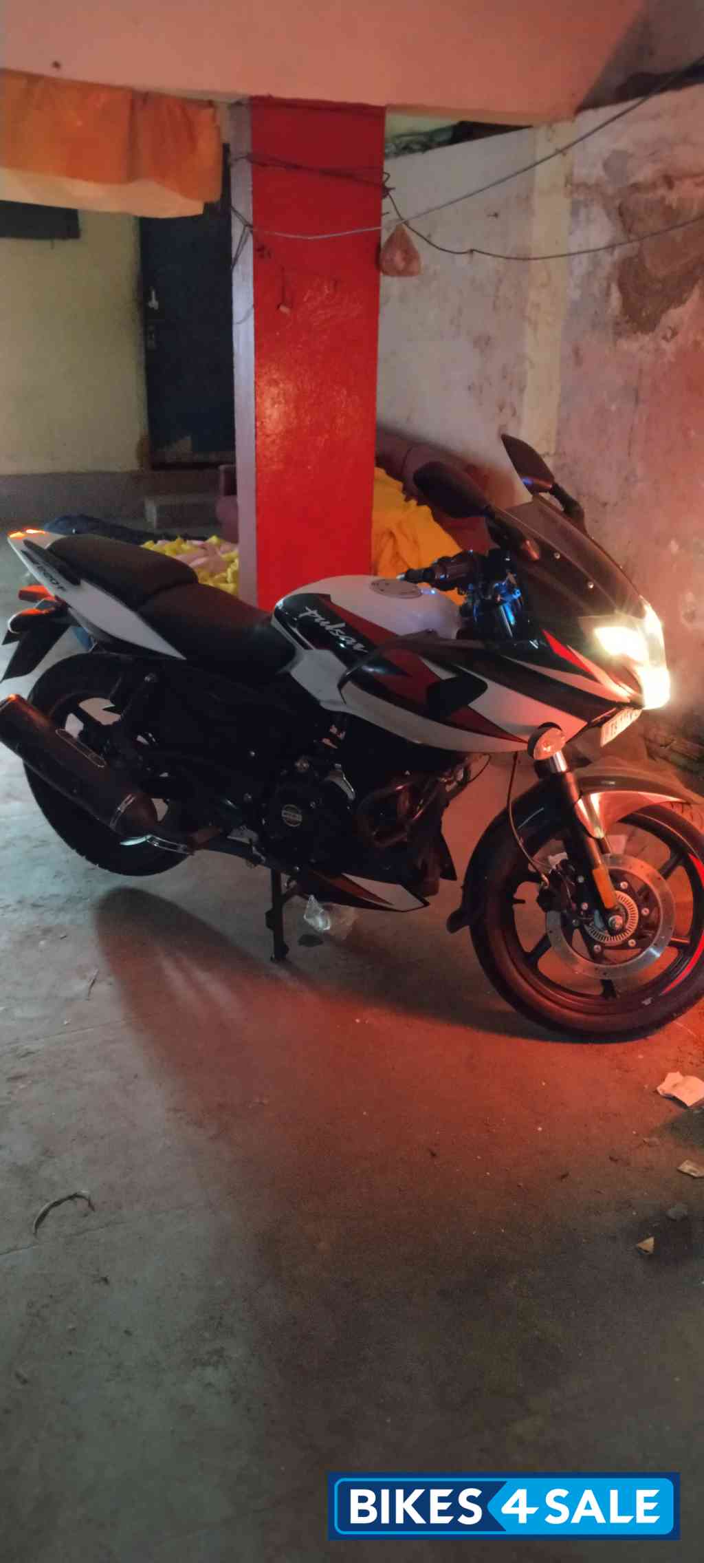 Bajaj Pulsar 220F