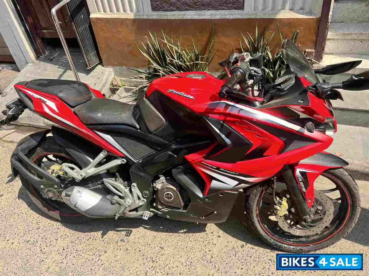 Red Bajaj Pulsar RS 200