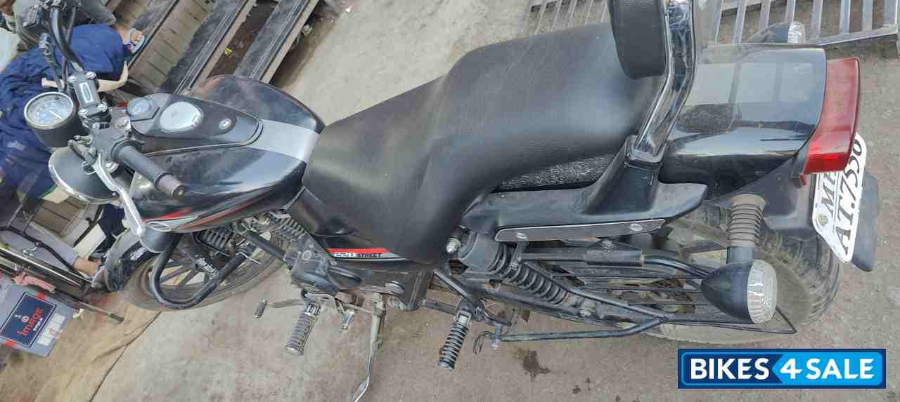 Black Bajaj Avenger Street 220