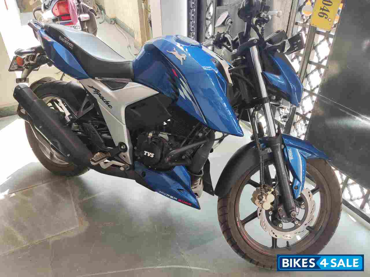 Blue TVS Apache RTR 160 4V