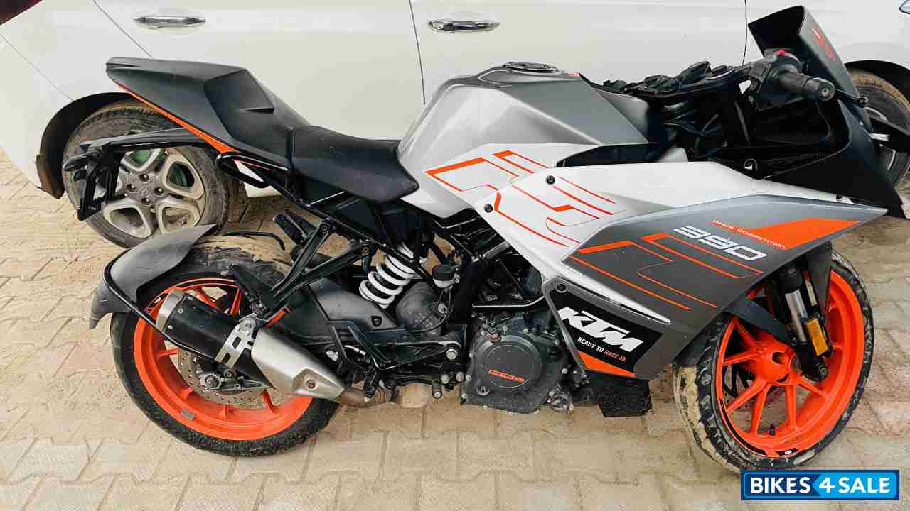 Mettalic-silver KTM RC 390 2020