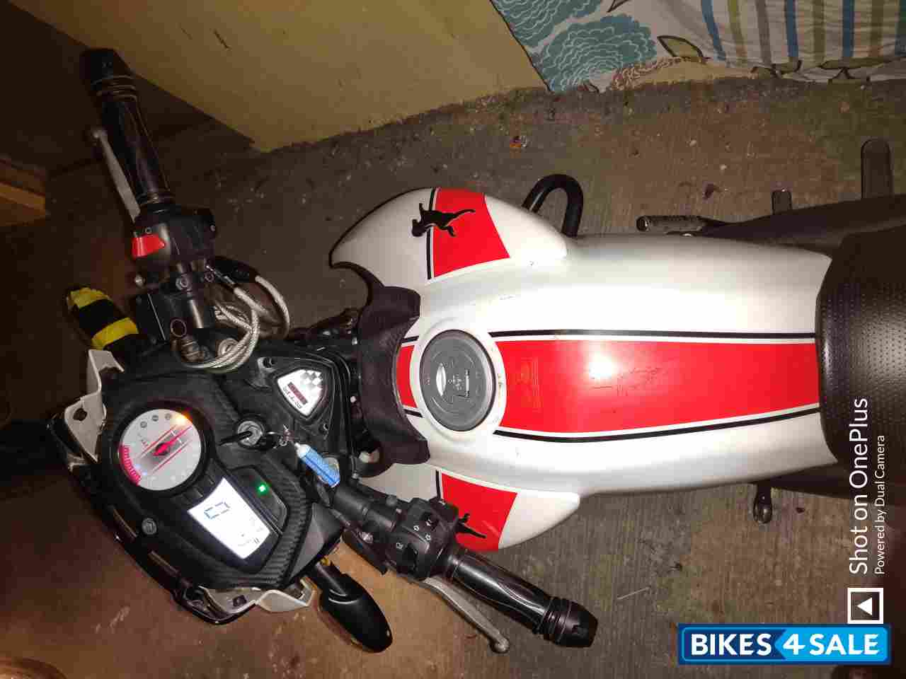 Pearl White TVS Apache RTR 160 Pearl White TVS Apache RTR 160