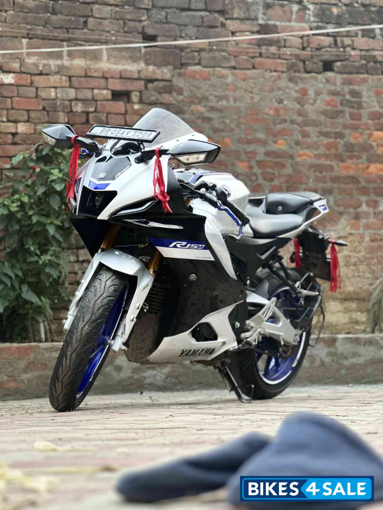 White Metallic Yamaha R15M