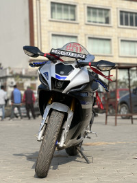 White Metallic Yamaha R15M