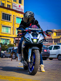 White Metallic Yamaha R15M