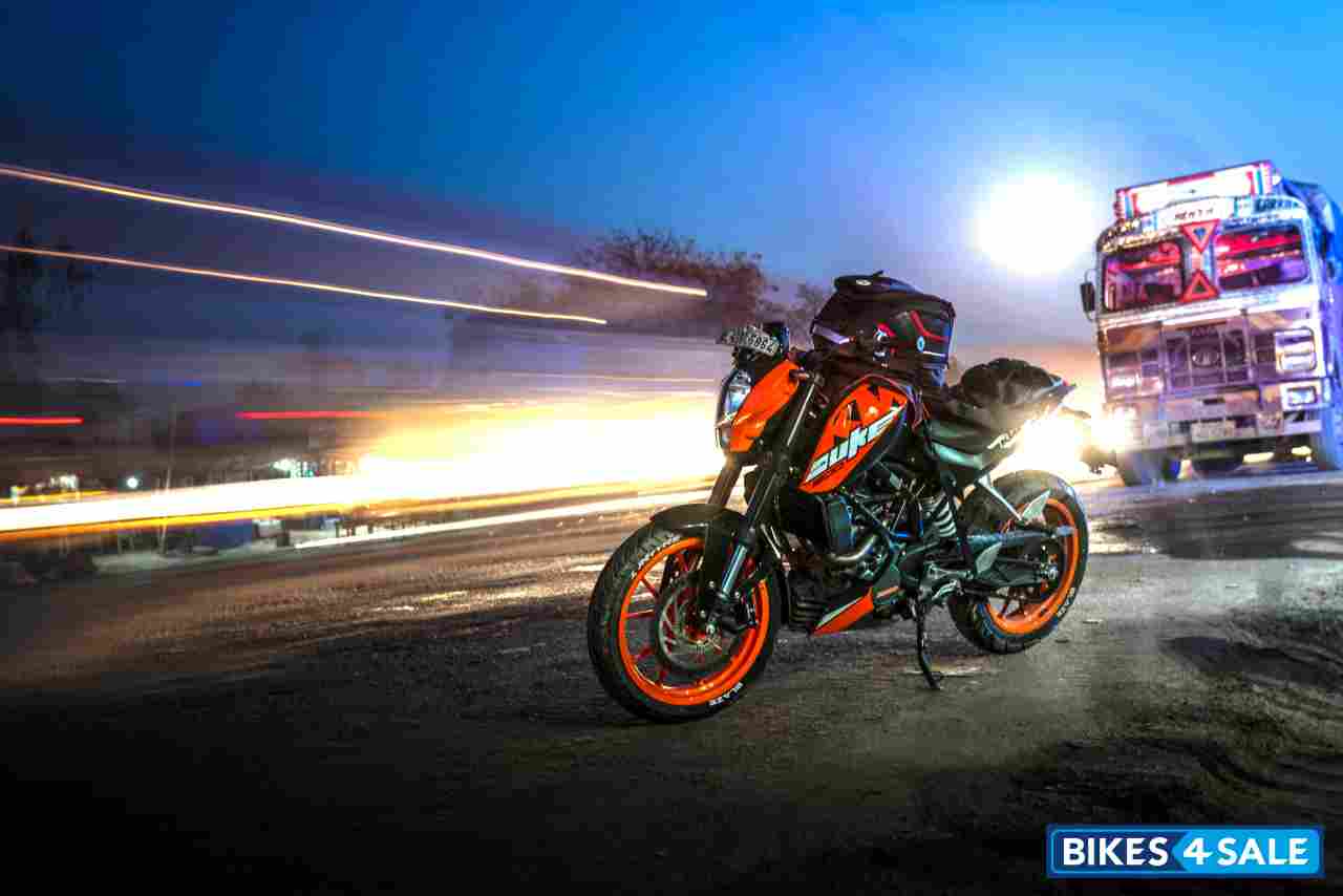 Electric Orange KTM Duke 200 ABS