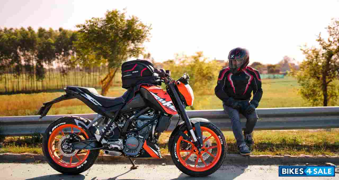 Electric Orange KTM Duke 200 ABS