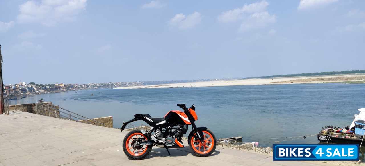 Electric Orange KTM Duke 200 ABS