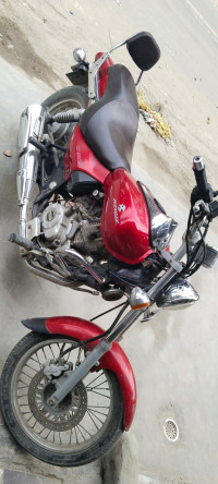 Red Bajaj Avenger 220 DTS-i