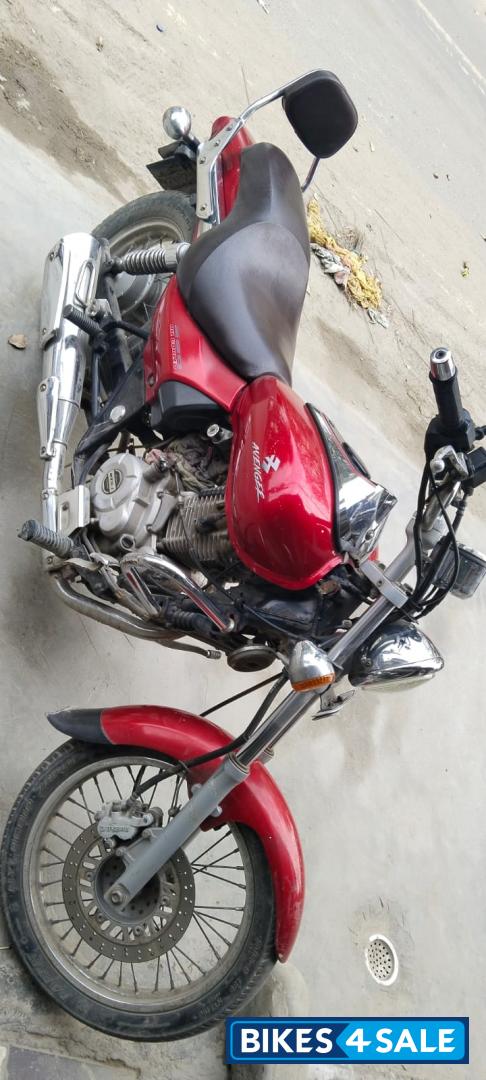 Red Bajaj Avenger 220 DTS-i