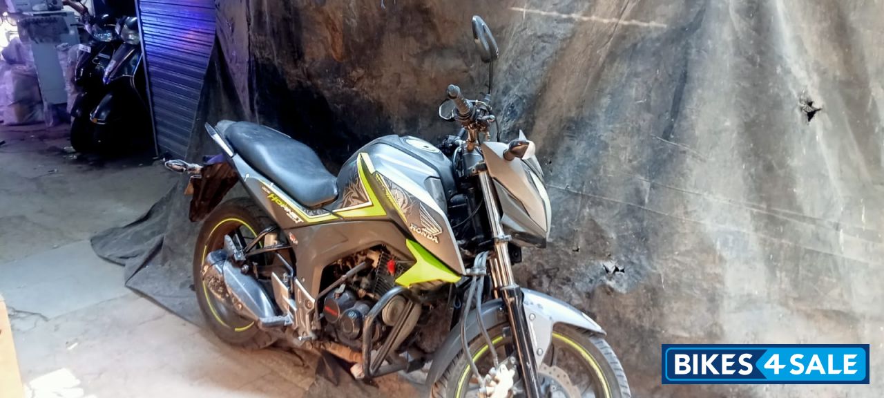Grey Honda CB Hornet 160R