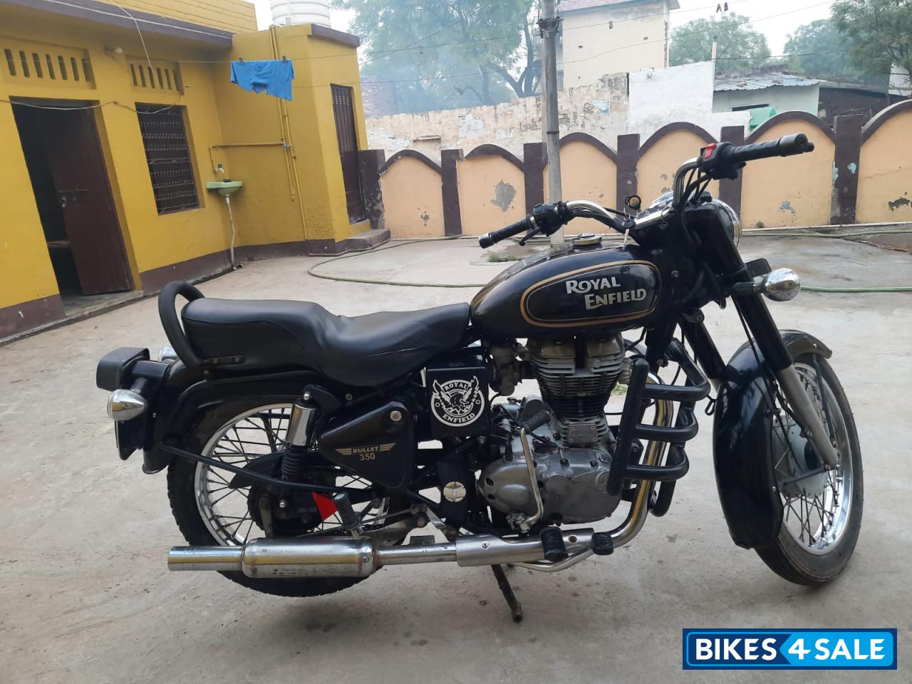 Black Royal Enfield Bullet Standard 350