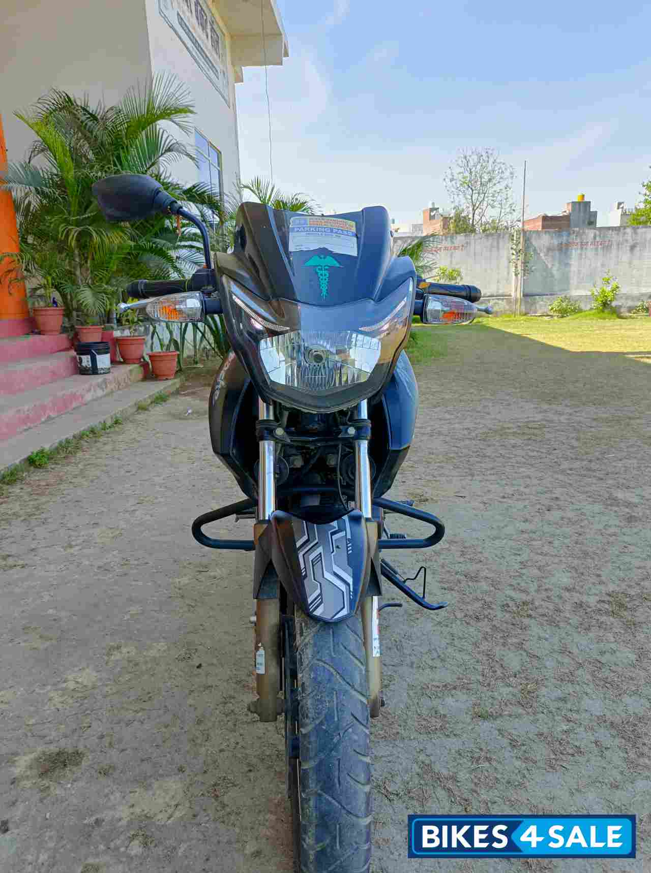 Met Black TVS Apache RTR 180