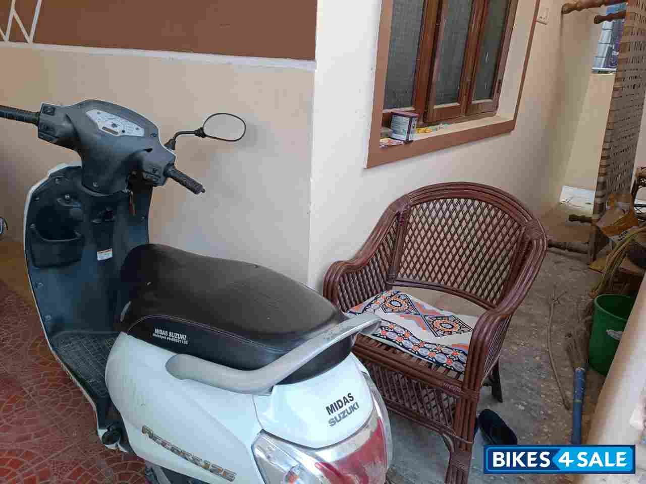 White Suzuki Access 125 White Suzuki Access 125