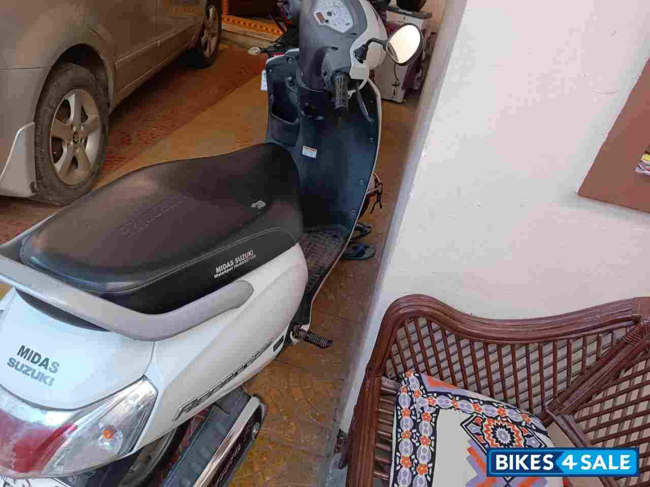 White Suzuki Access 125 White Suzuki Access 125