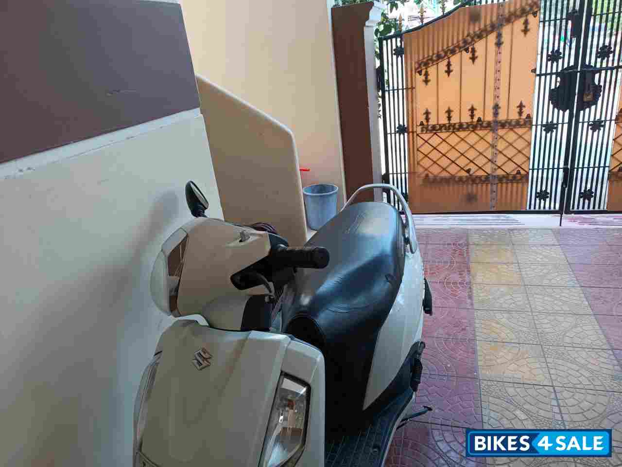 White Suzuki Access 125 White Suzuki Access 125