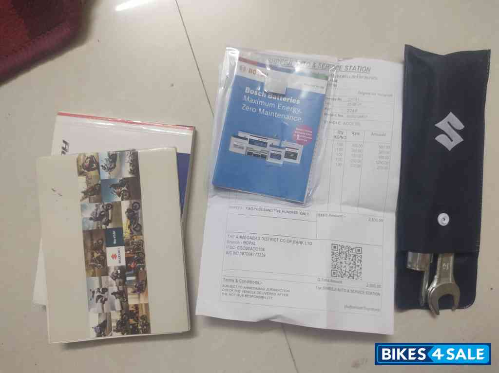 Met Red Suzuki Access 125 Special Edition