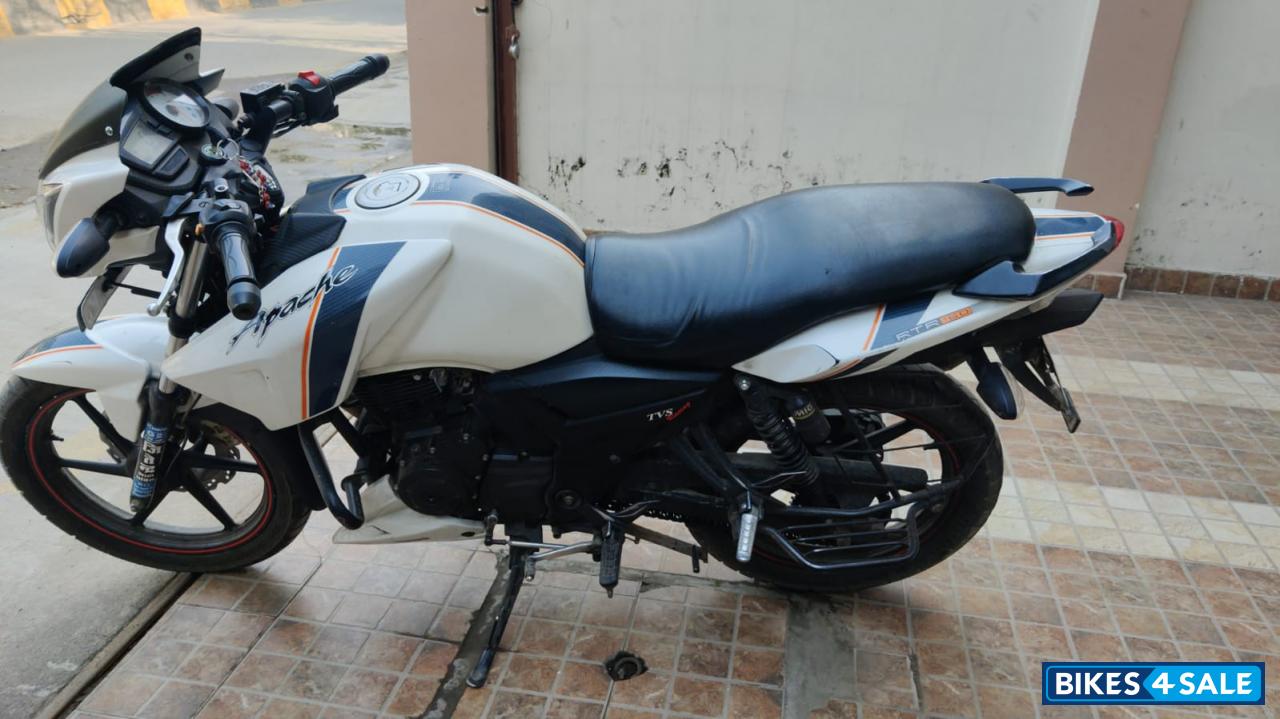 White TVS Apache RTR 160