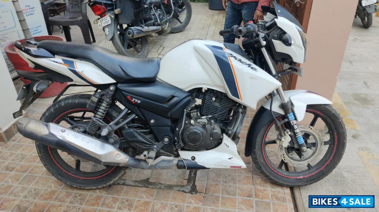 White TVS Apache RTR 160