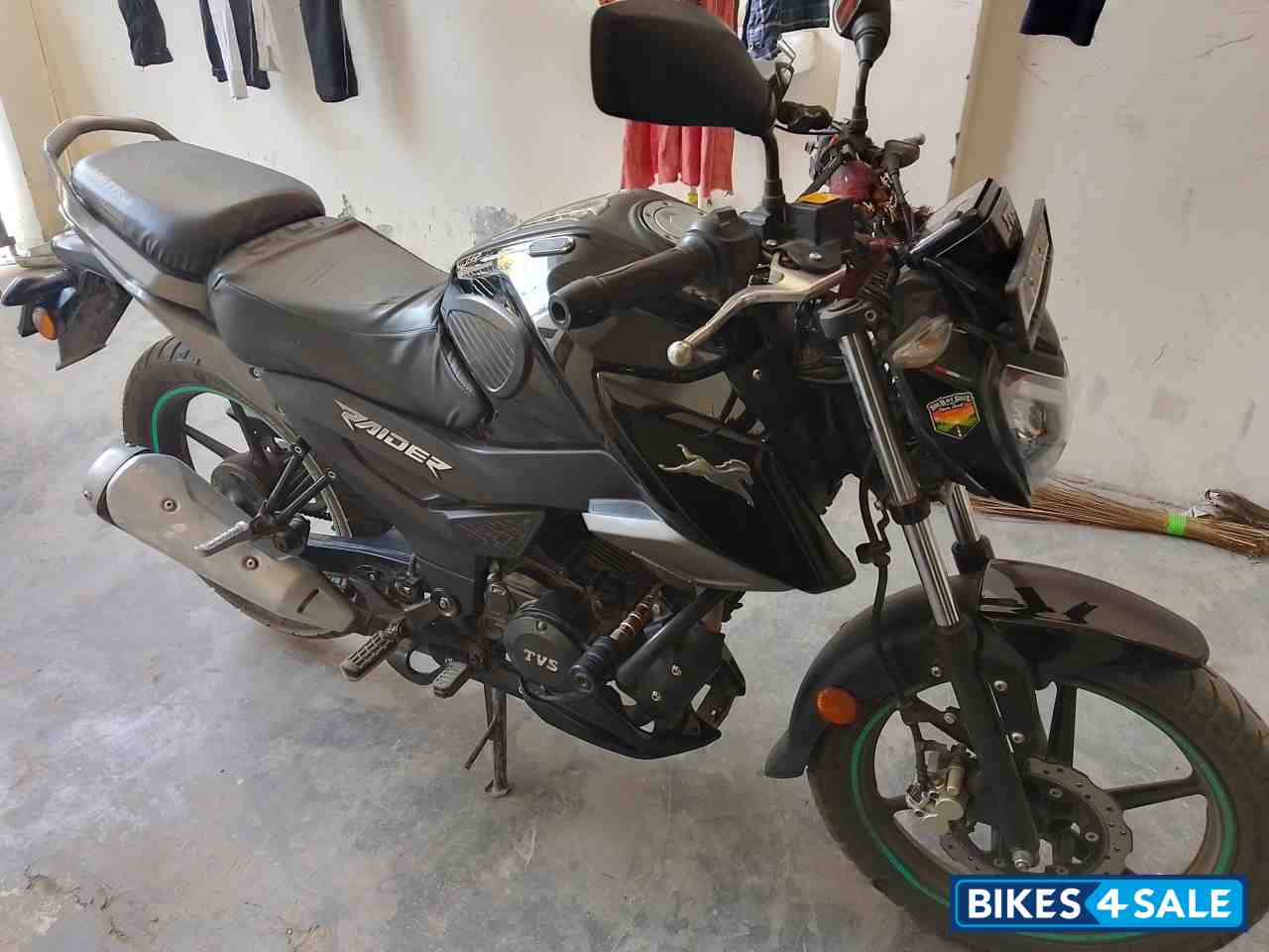 Black TVS Raider 125