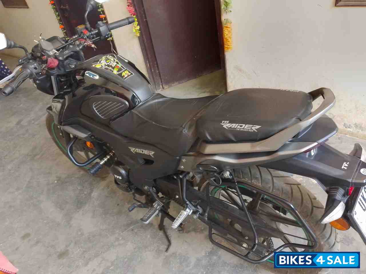 Black TVS Raider 125